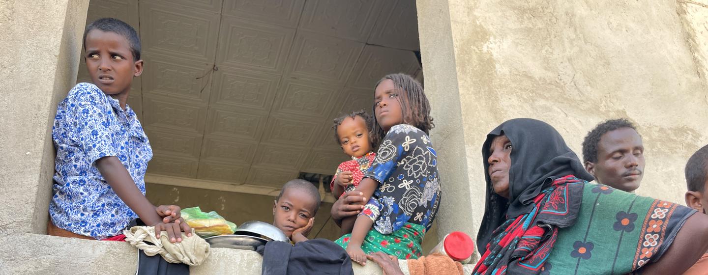 ينتظر النازحون، بمن فيهم النساء والأطفال، مساعدات غذائية من WFP في مأوى مؤقت في أفديرا، إثيوبيا.