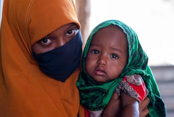 أم وطفلها في المركز الصحي لسوء التغذية، الصومال