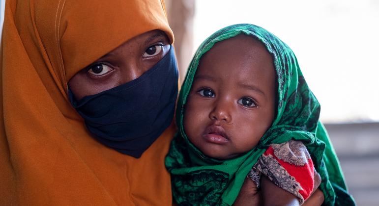 Mulher e bebê em Centro de Saúde para desnutrição, Somália