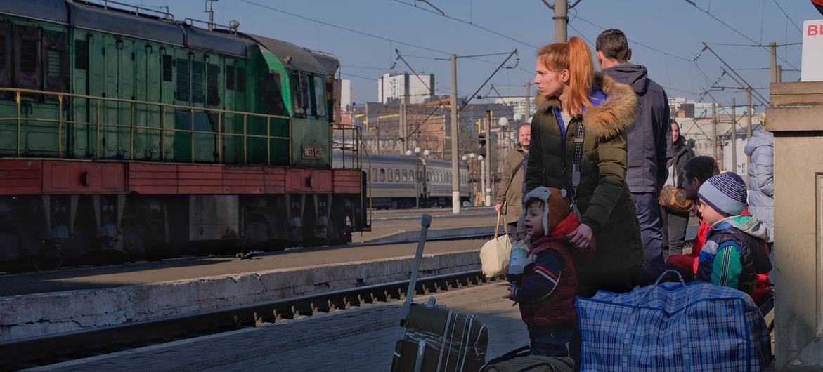 儿童和家庭抵达乌克兰西部的利沃夫火车站。