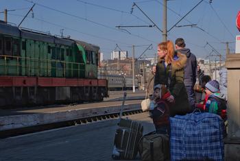 Familias ucranianas llegan a la estación de Lviv en el oeste de Ucrania