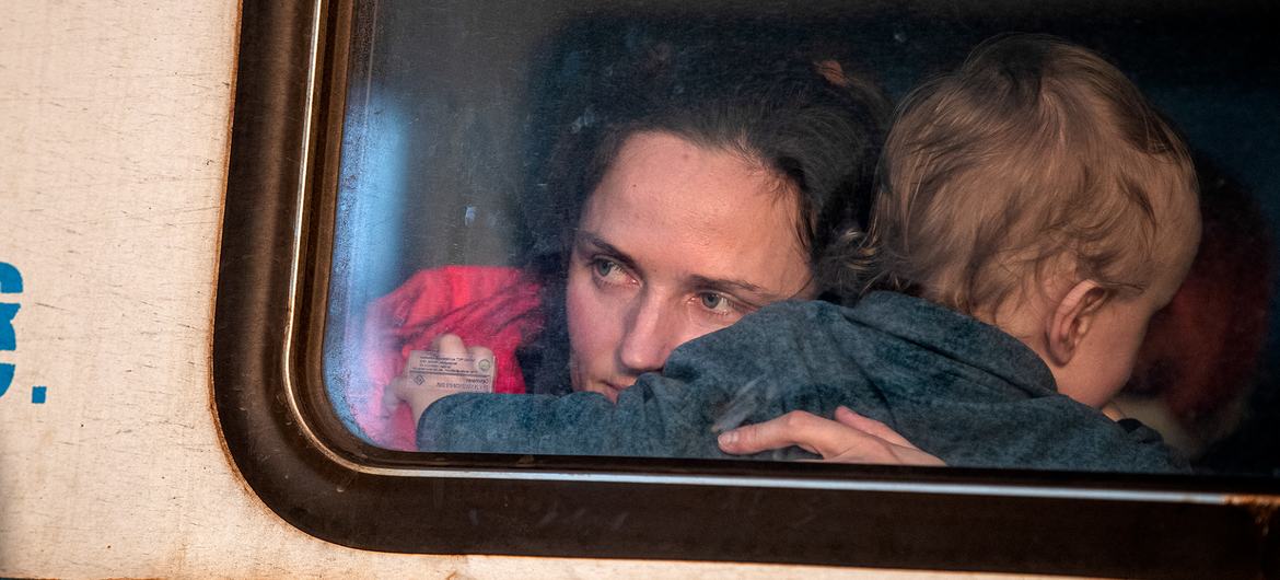 Женщина с ребенком покидает Украину поездом из Львова   