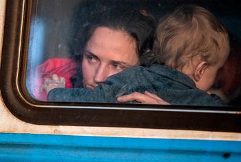 Une mère et son enfant quittent la gare principale de Lviv, en Ukraine.