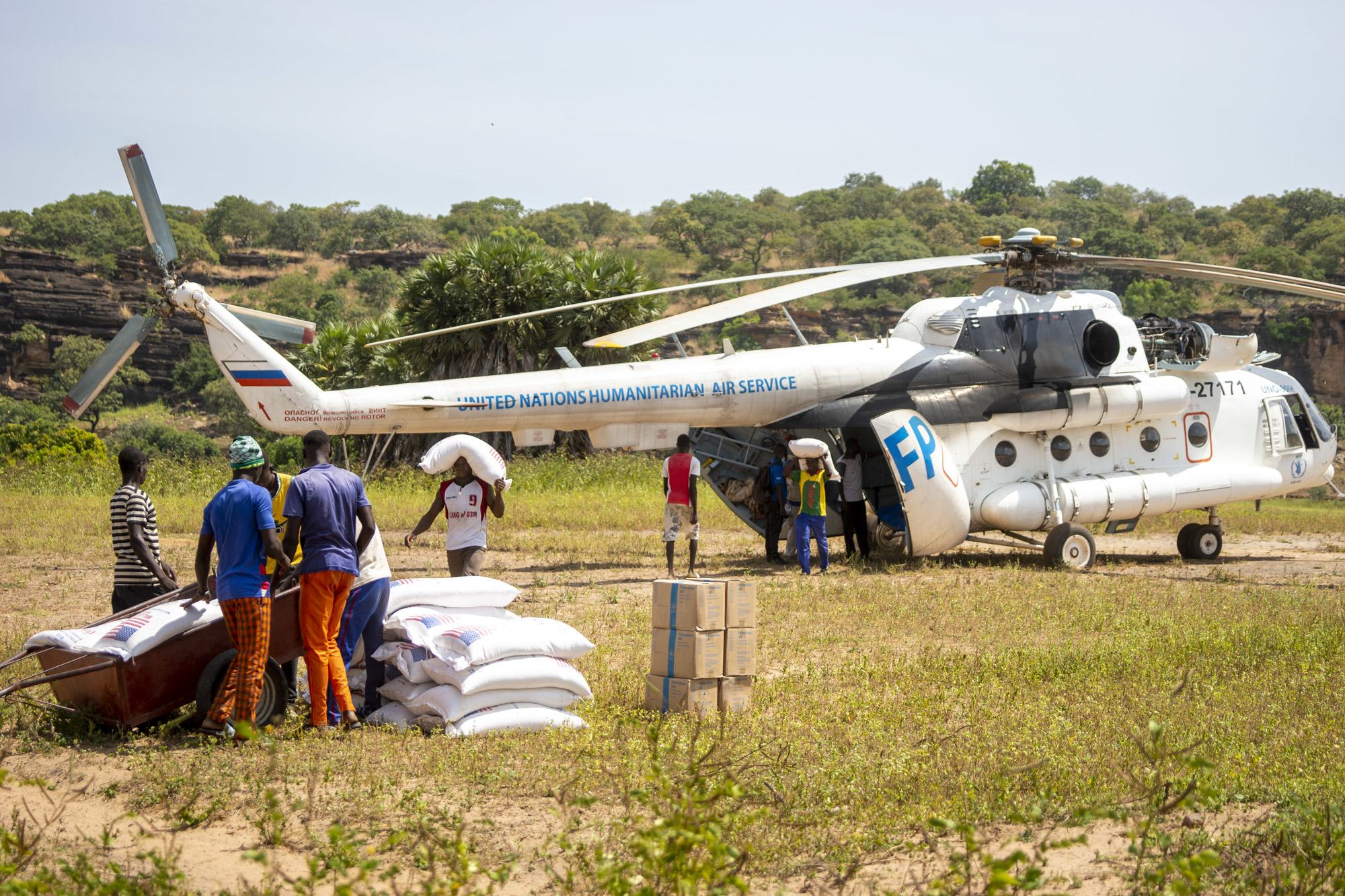 مساعدات غذائية لأهالي قرية مادجوري، بوركينا فاسو.