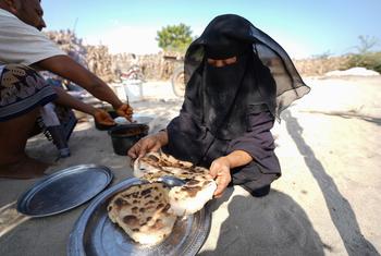 امرأة تخبز الخبز في مأواها في منطقة خنفر باليمن.