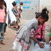Dans le camp d'Omar Bin Yasser à Aden, les familles manquent de savon. Elles doivent faire la queue pour de l'eau potable et les écoles sont fermées. Elles sont désormais confrontées à la menace de COVID-19, des inondations et à un risque accru de cholera