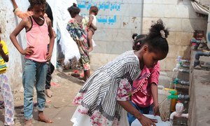 也门亚丁的一处流离失所者营地内，百姓轮流排队，使用有限的肥皂和净水洗手。