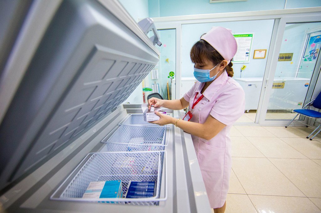 越南河内医科大学的一名工作人员正在准备新冠疫苗。