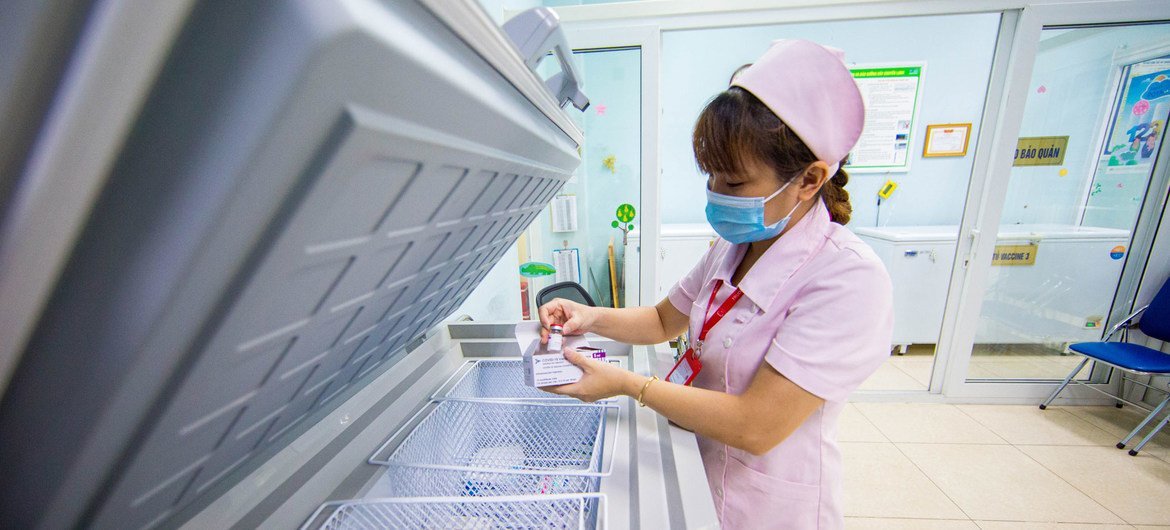 Um membro da equipe da Hanoi Medical University, no Vietnã, prepara uma dose da vacina COVID-19.