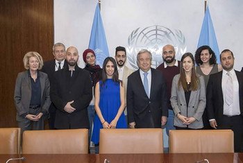 علي غيث يتوسط زملاءه الصحفيين الفلسطينيين لالتقاط صورة مع الأمين العام، أنطونيو غوتيريش.