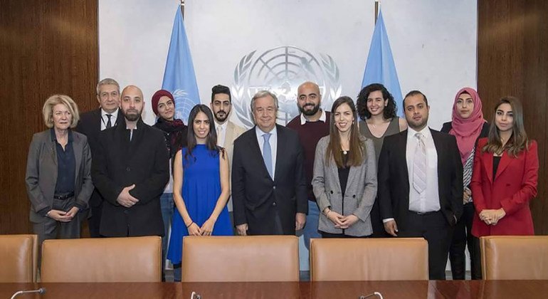 علي غيث يتوسط زملاءه الصحفيين الفلسطينيين لالتقاط صورة مع الأمين العام، أنطونيو غوتيريش.