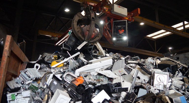 Los residuos electrónicos contienen sustancias que suponen un riesgo para el medio ambiente y la salud.