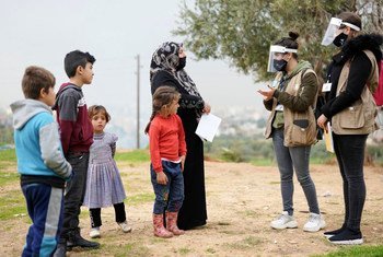 Famílias que vivem em comunidades carentes no norte do Líbano recebem conselhos de prevenção Covid-19 por educadores