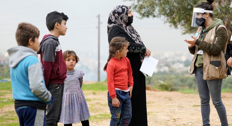 Famílias que vivem em comunidades carentes no norte do Líbano recebem conselhos de prevenção Covid-19 por educadores