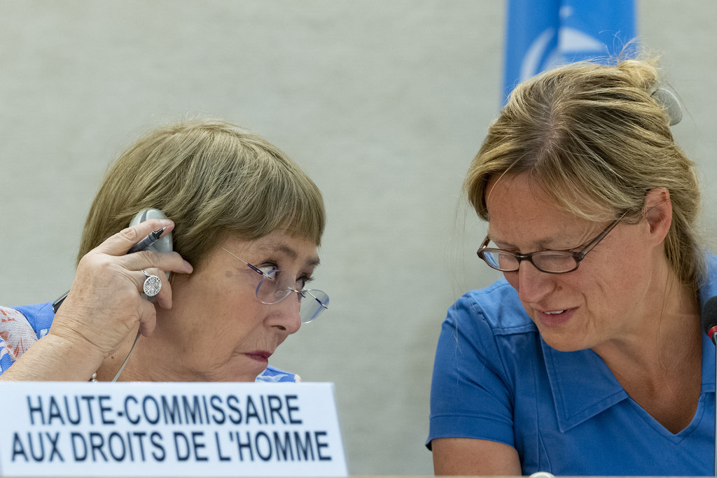 Michelle Bachelet (à gauche), la Haute-Commissaire des Nations Unies aux droits de l'homme, avec Katharina Stasch, Vice-Présidente du Conseil des droits de l'homme, lors de la 50e session du Conseil des droits de l'homme.