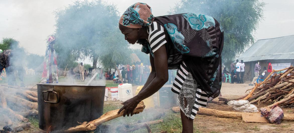 2022年5月24日，一名妇女在南苏丹琼莱州的沃尔加克为学童做饭。