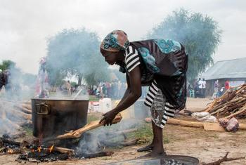 Une femme cuisine à Walgak, dans l'Etat de Jonglei, au Soudan du Sud.
