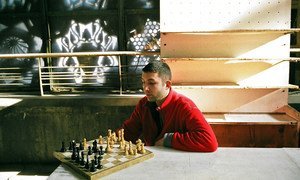 亚美尼亚首都埃里温，一名男子正在下棋。