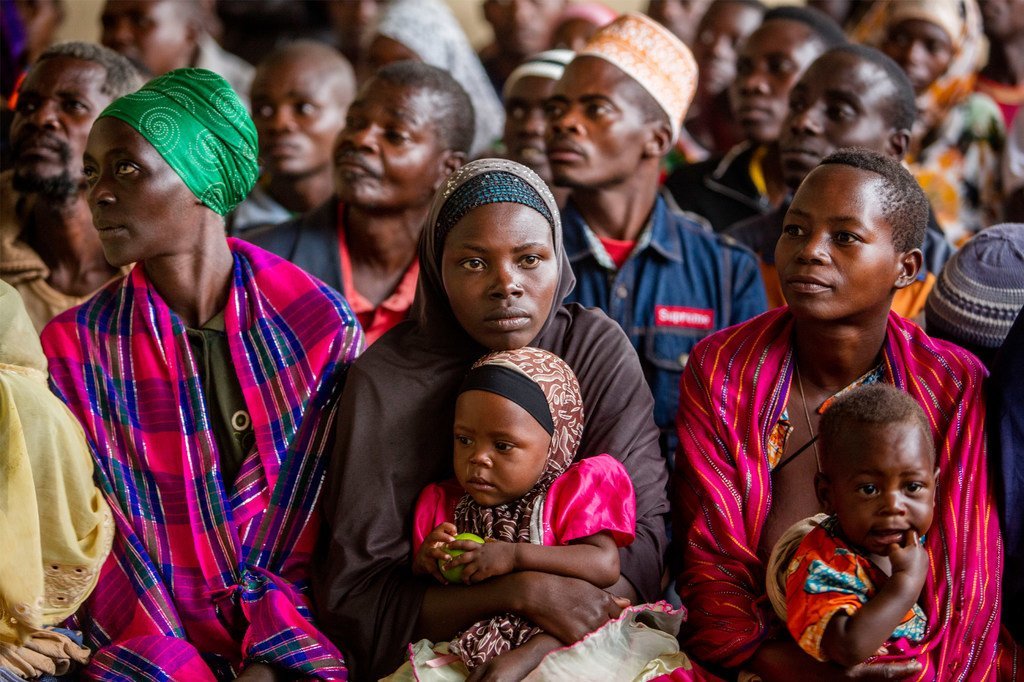 Des Burundais de retour dans leur pays sont rassemblés dans le village de Higiro, dans le nord du Burundi.
