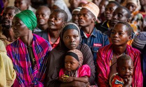 Des Burundais de retour dans leur pays sont rassemblés dans le village de Higiro, dans le nord du Burundi.