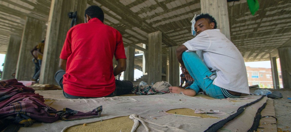 مهاجرون ينامون في مبني مهجور ونصف مدمر في مدينة عدن اليمنية.
