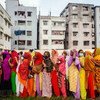 Mulheres aguardando ajuda humanitária durante a pandemia de coronavírus em Dhaka, Bangladesh.