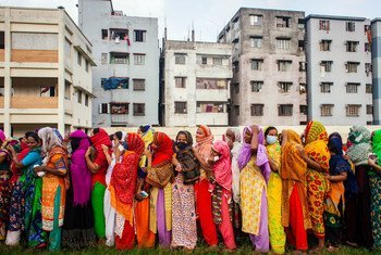 Mulheres aguardando ajuda humanitária durante a pandemia de coronavírus em Dhaka, Bangladesh.