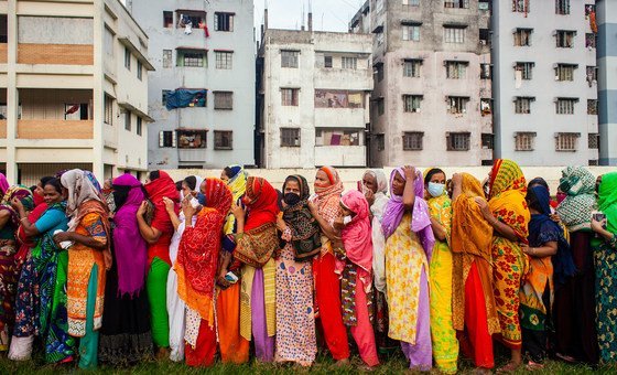 Mulheres aguardando ajuda humanitária durante a pandemia de coronavírus em Dhaka, Bangladesh.
