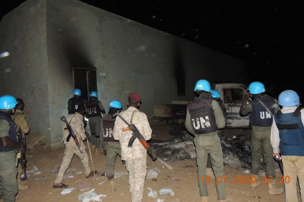 دورية تابعة لبعثة اليوناميد في كتم، شمال دارفور لتقييم الوضع الأمني عقب تقارير حول حرق المتظاهرين لمباني وسيارات الشرطة في المنطقة.