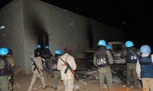 دورية تابعة لبعثة اليوناميد في كتم، شمال دارفور لتقييم الوضع الأمني عقب تقارير حول حرق المتظاهرين لمباني وسيارات الشرطة في المنطقة.