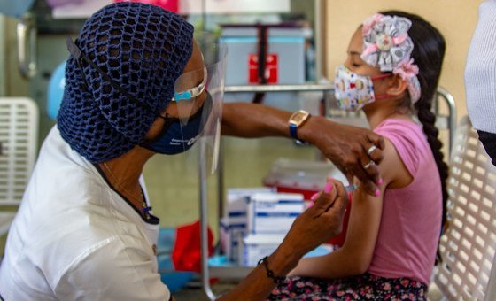 Una niña  es inmunizada durante una campaña de vacunación en Venezuela.