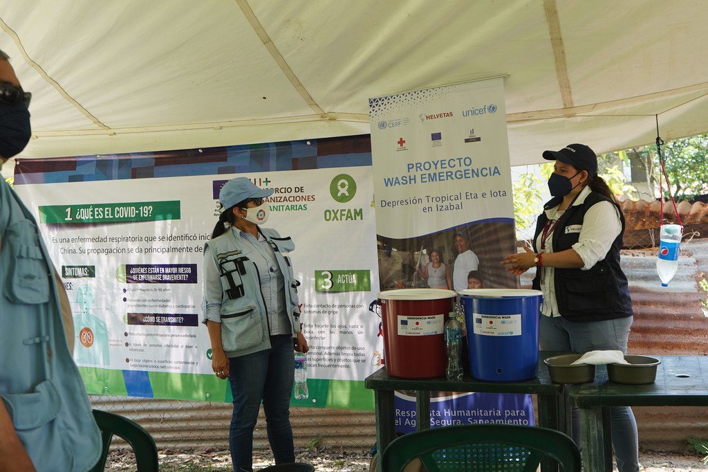 Rebeca Arias (a la izquierda), coordinadora residente en Guatemala