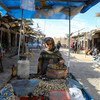 अफ़ग़ानिस्तान के एक प्रान्त उरोज़गान में एक विक्रेता मूंगफली बेच रहा है.