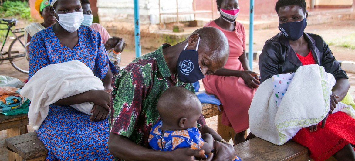 यूगाण्डा के कामुली ज़िले में, एचआईवी संक्रमित माता-पिता और अभिभावक, एक क्लीनिक में सहायता सत्र में शिरकत करते हुए.