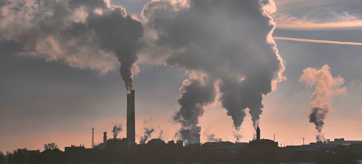 La pollution de l'air par les centrales électriques contribue au réchauffement climatique.