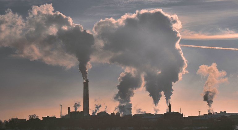 La pollution atmosphérique provenant des centrales électriques contribue au réchauffement de la planète.
