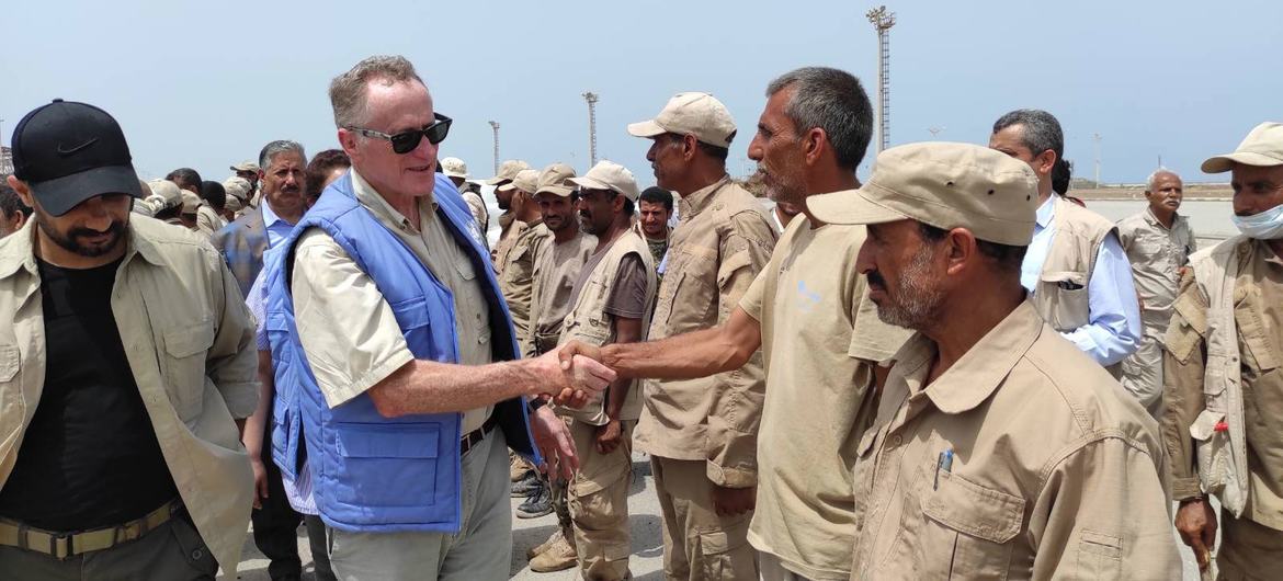 من الأرشيف: رئيس بعثة الأمم المتحدة لدعم اتفاق الحديدة مايكل بيري يتفاعل مع خبراء إزالة الألغام العاملين بالقرب من مدينة الحديدة.