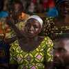 埃博拉幸存者和其他教区居民聚集在刚果民主共和国东部贝尼的一座教堂。 （2019年8月）