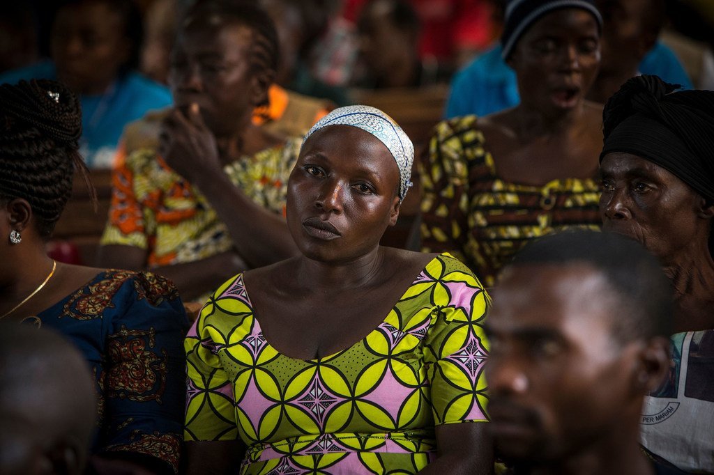 埃博拉幸存者和其他教区居民聚集在刚果民主共和国东部贝尼的一座教堂。 （2019年8月）