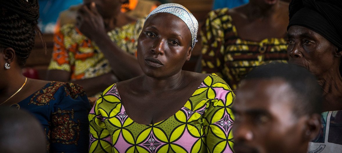 Des survivants d'Ebola et d'autres paroissiens se retrouvent dans une église à Beni, dans l'est de la RDC.