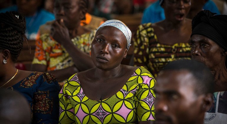 Des survivants d'Ebola et d'autres paroissiens se retrouvent dans une église à Beni, dans l'est de la RDC.