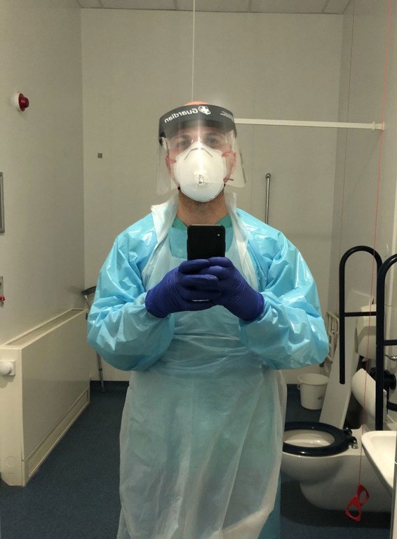 Hassan Akkad, refugiado sirio, trabaja limpiando un hospital del este de Londres en medio de la pandemia.