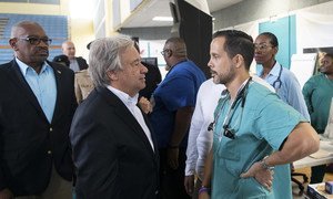 UN Secretary-General António Guterres (l) speaks to medical staff in Nassau, Bahamas at a centre for people who fled Hurricane Dorian. 