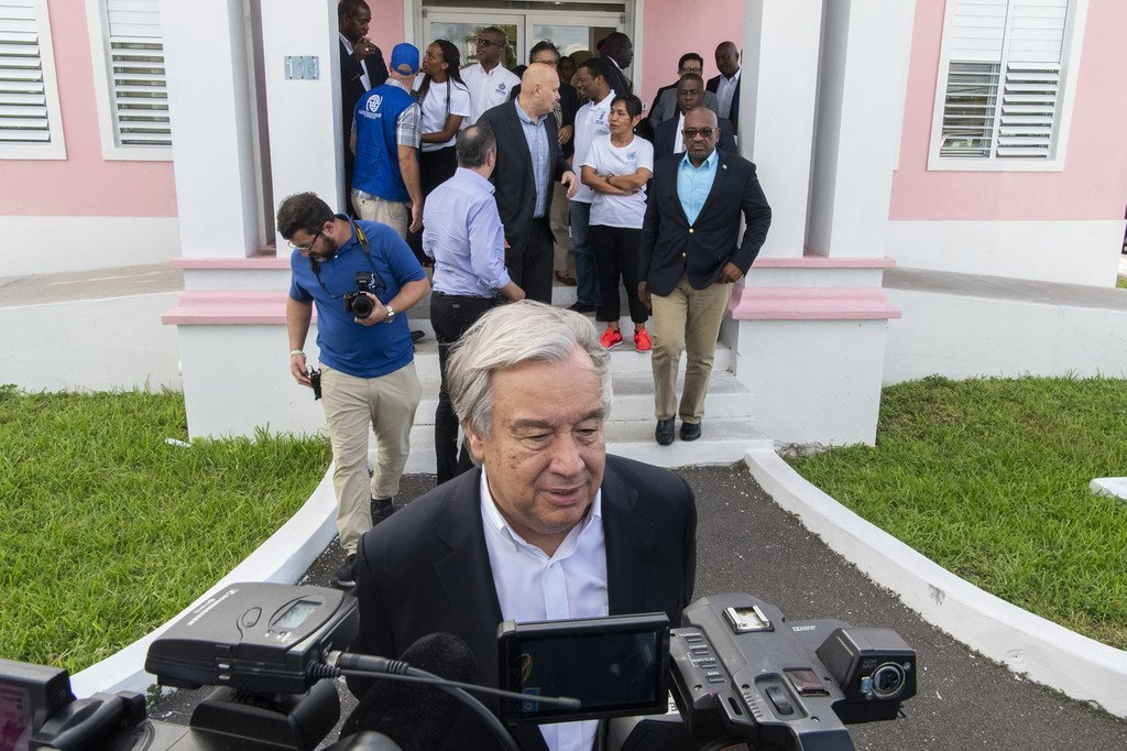 الأمين العام للأمم المتحدة أنطونيو غوتيريش يخاطب وسائل الإعلام في ناسو، جزر البهاما.