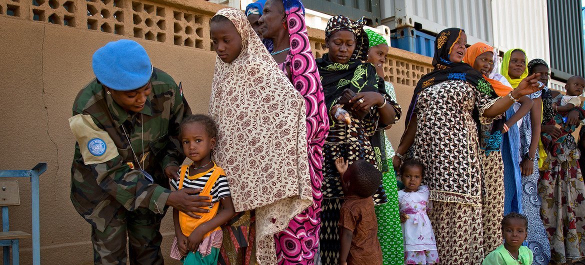 UN medics give free medical consultations to families in Niger.