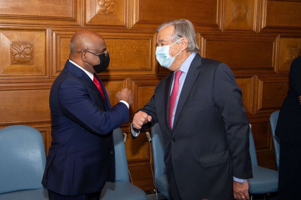 Katibu Mkuu wa UN António Guterres (kulia) akiwa na Abdulla Shahid, Rais wa UNGA76
