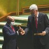 联合国大会第75届会议主席博兹克尔（右）将会槌交给第76届会议主席沙希德。