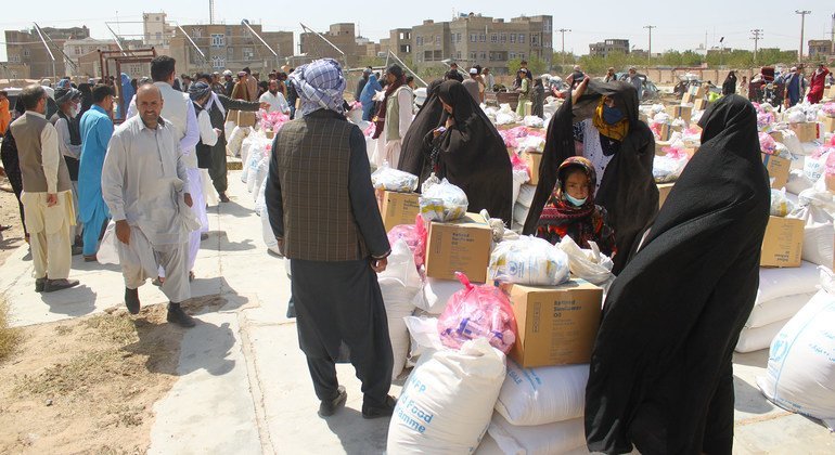 Msaada wa chakula unaotolewa na WFP ukitolewa katika eneo la Herat , Magharibi mwa Afghanistan mwezi Agosti 2021