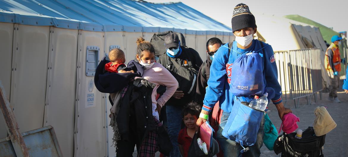 Los migrantes venezolanos Johnny y Crispell y sus dos hijos llegan a un albergue de la OIM en Chile.