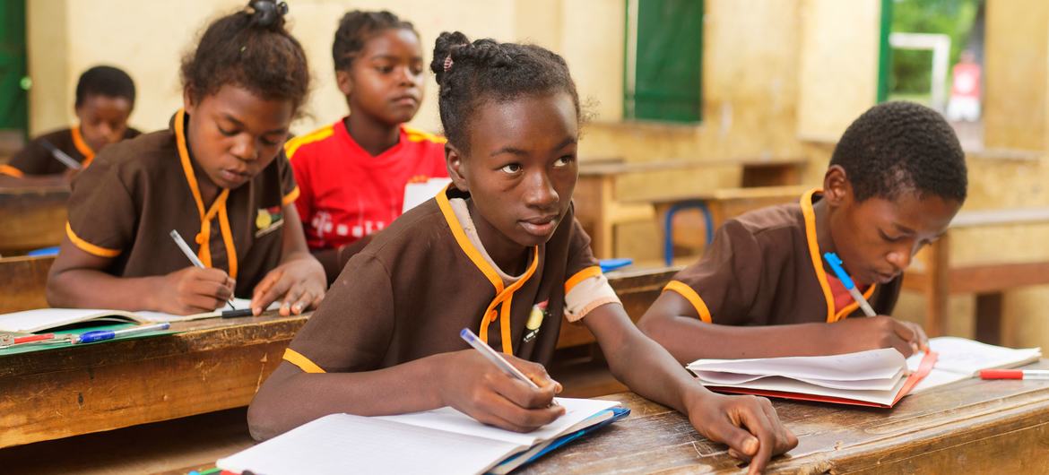 Alumnos que se benefician de la clase de recuperación en la Escuela Primaria de Soanierana, Madagascar, hacen sus ejercicios de matemáticas.
